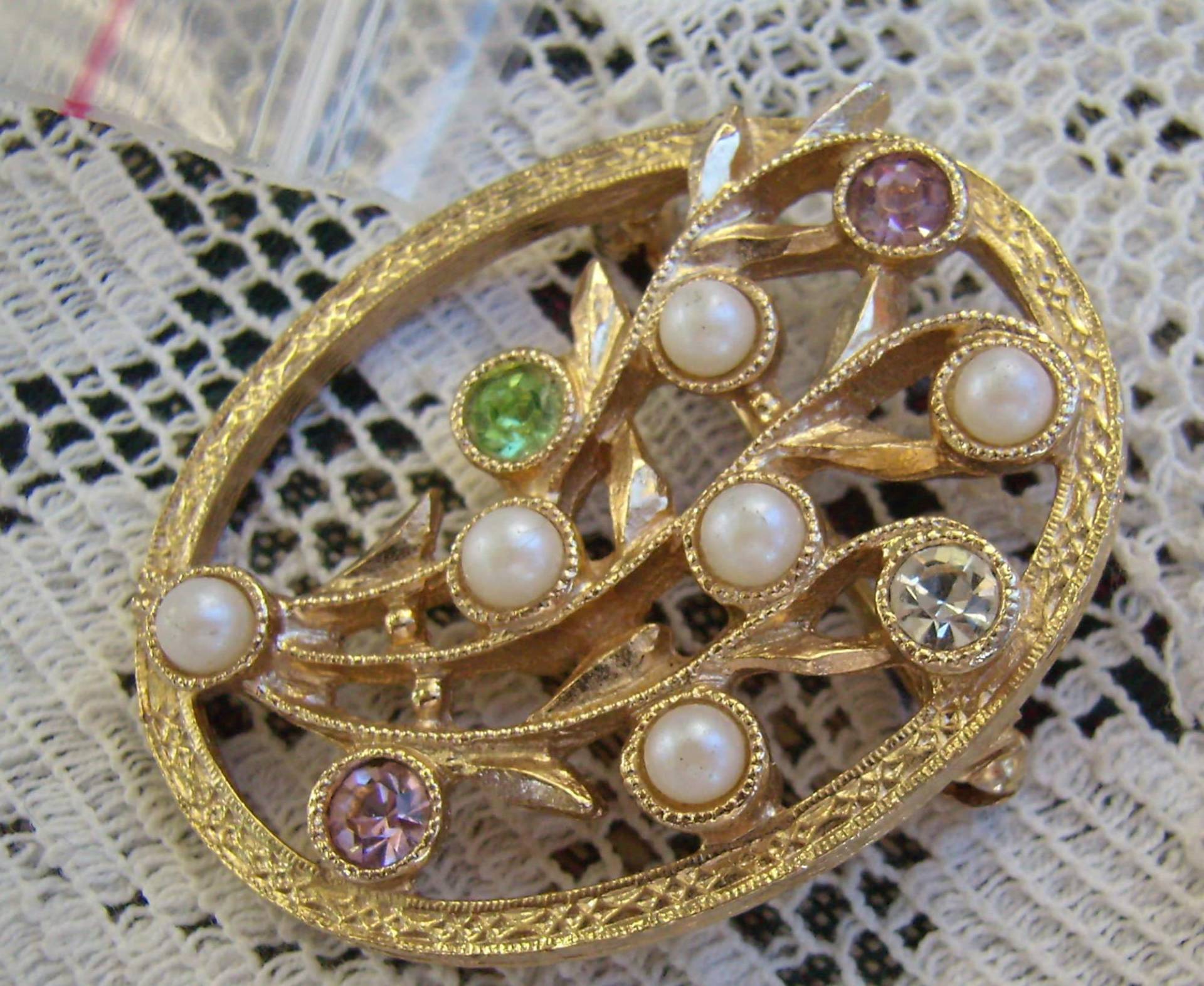 Vintage "Sarah Canada" Multi Jeweled/Perle Floral Leaf Pin ... Geprägter Gold Ovaler Rahmen Vintage "Sarah Canada" Multi Jeweled/Perle Floral Leaf Pin ... Geprägter Gold Ovaler Rahmen von rosiesvintageshop