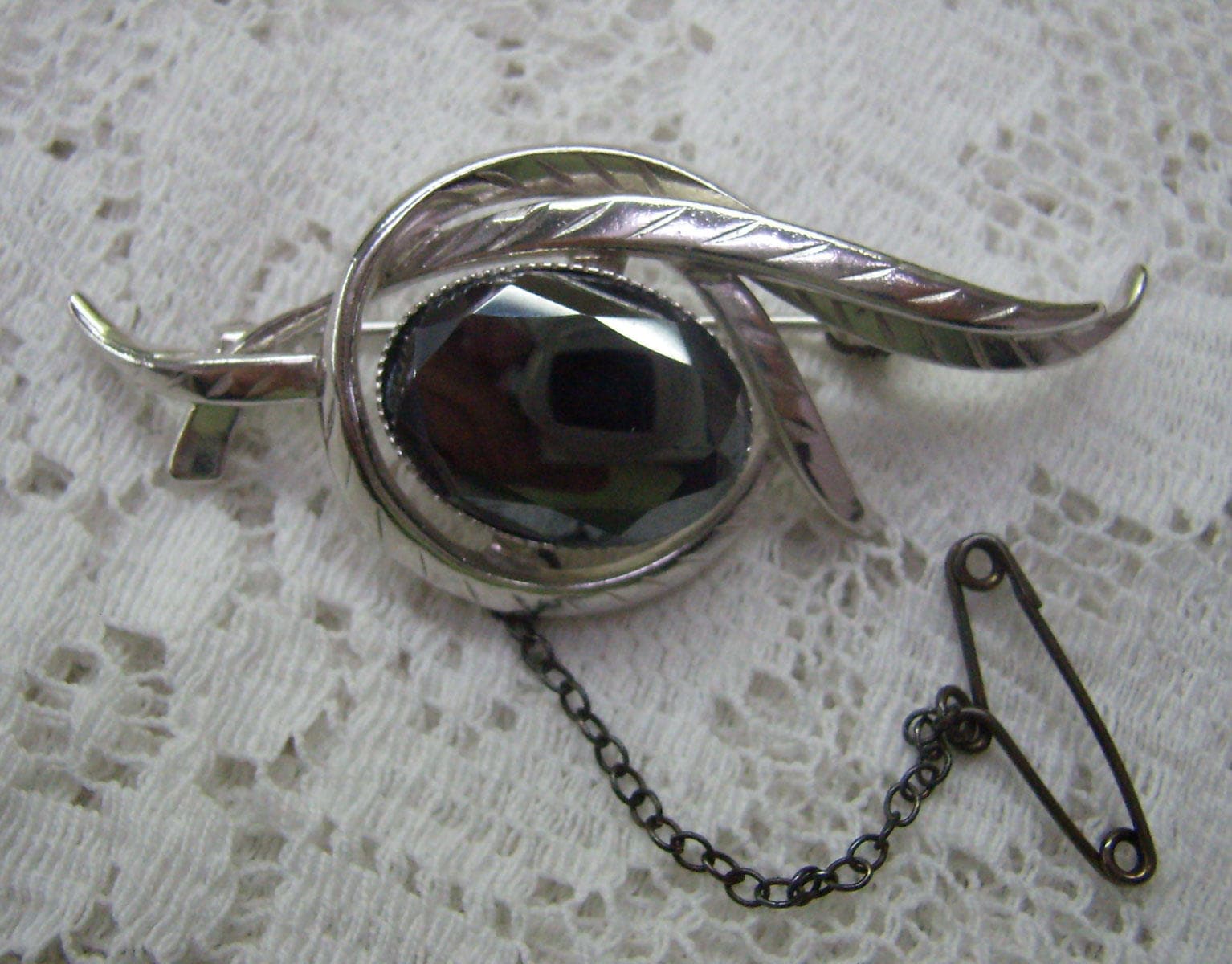 Vintage Schwarze Diamant Blatt Brosche... Sicherheitsnadel Lapel Verschluss.. Großer Facettiert Schwarzer Stein... Signiert Sil Vintage Schwarze Diamant Blatt Brosche... Sicherheitsnadel Lapel Verschluss.. Großer Facettiert Schwarzer Stein... Signiert Sil von rosiesvintageshop