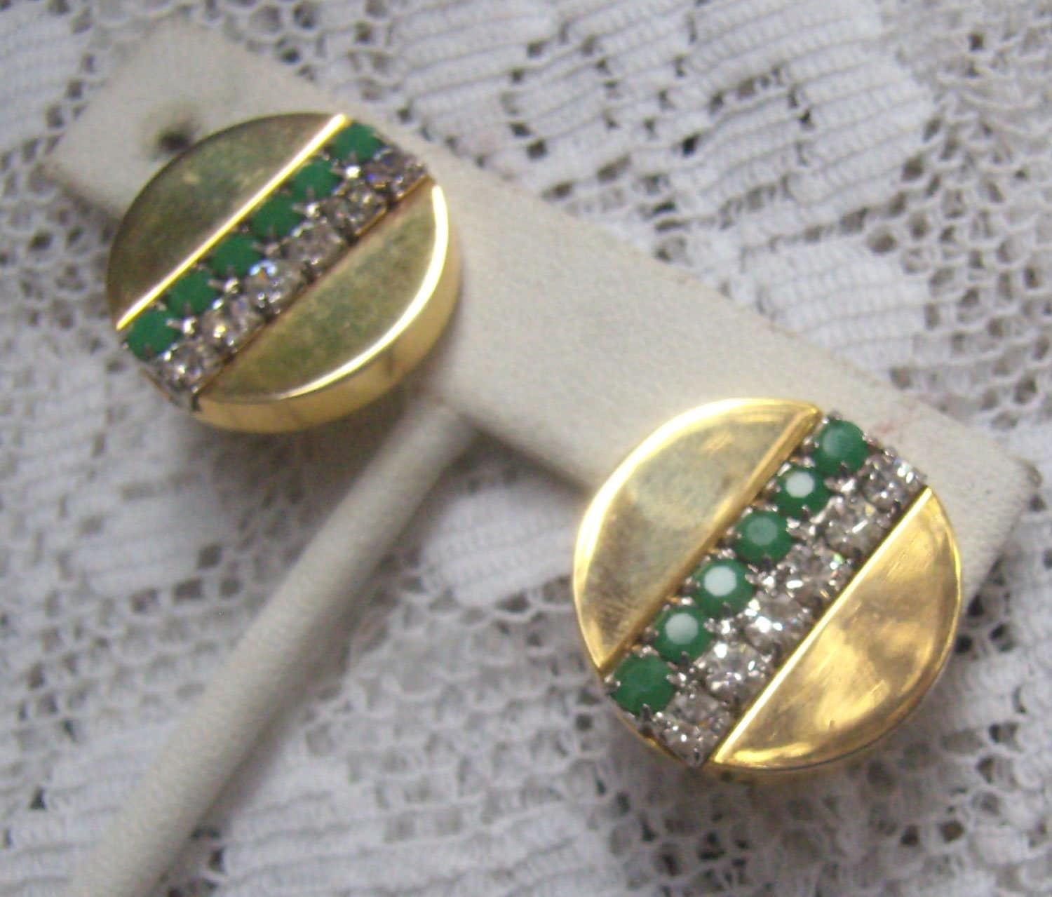 Vintage Signierte "Celebrity" Grün/Weiß Strass Ohrringe ... Gold Ton Metall Ohrclips Vintage Signierte "Celebrity" Grün/Weiß Strass Ohrringe ... Gold Ton Metall Ohrclips von rosiesvintageshop