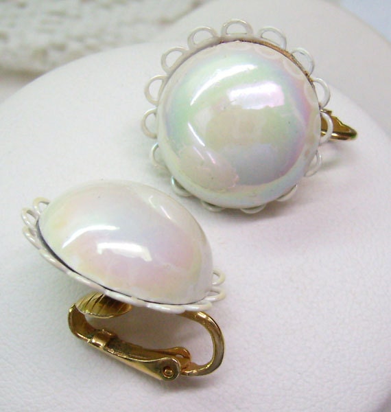 Vintage Signierte "Celebrity" Irisierende Weiße Clip Zurück Ohrringe...circa 1950S...gewölbt...celebrity Jewelry Vintage Signierte "Celebrity" Irisierende Weiße Clip Zurück Ohrringe...circa 1950S...gewölbt...celebrity Jewelry von rosiesvintageshop