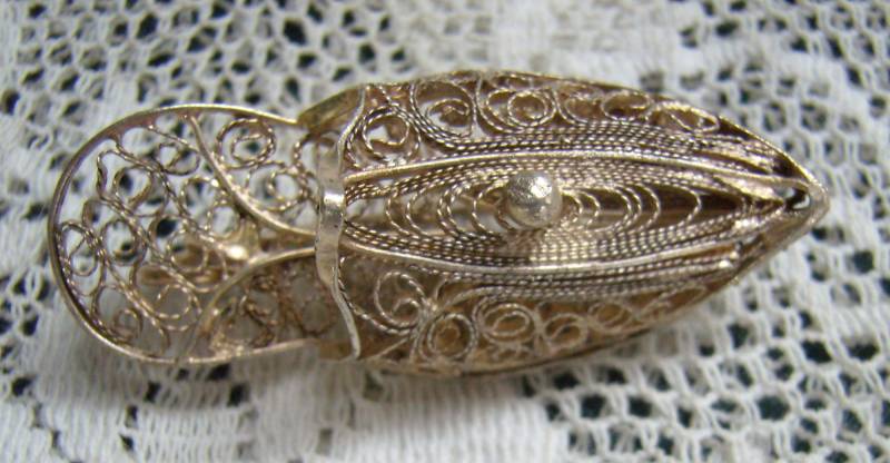 Vintage Silber Filigrane Aladdin Schuh Brosche Stil Des Nahen Ostens Vintage Silber Filigrane Aladdin Schuh Brosche Stil Des Nahen Ostens von rosiesvintageshop