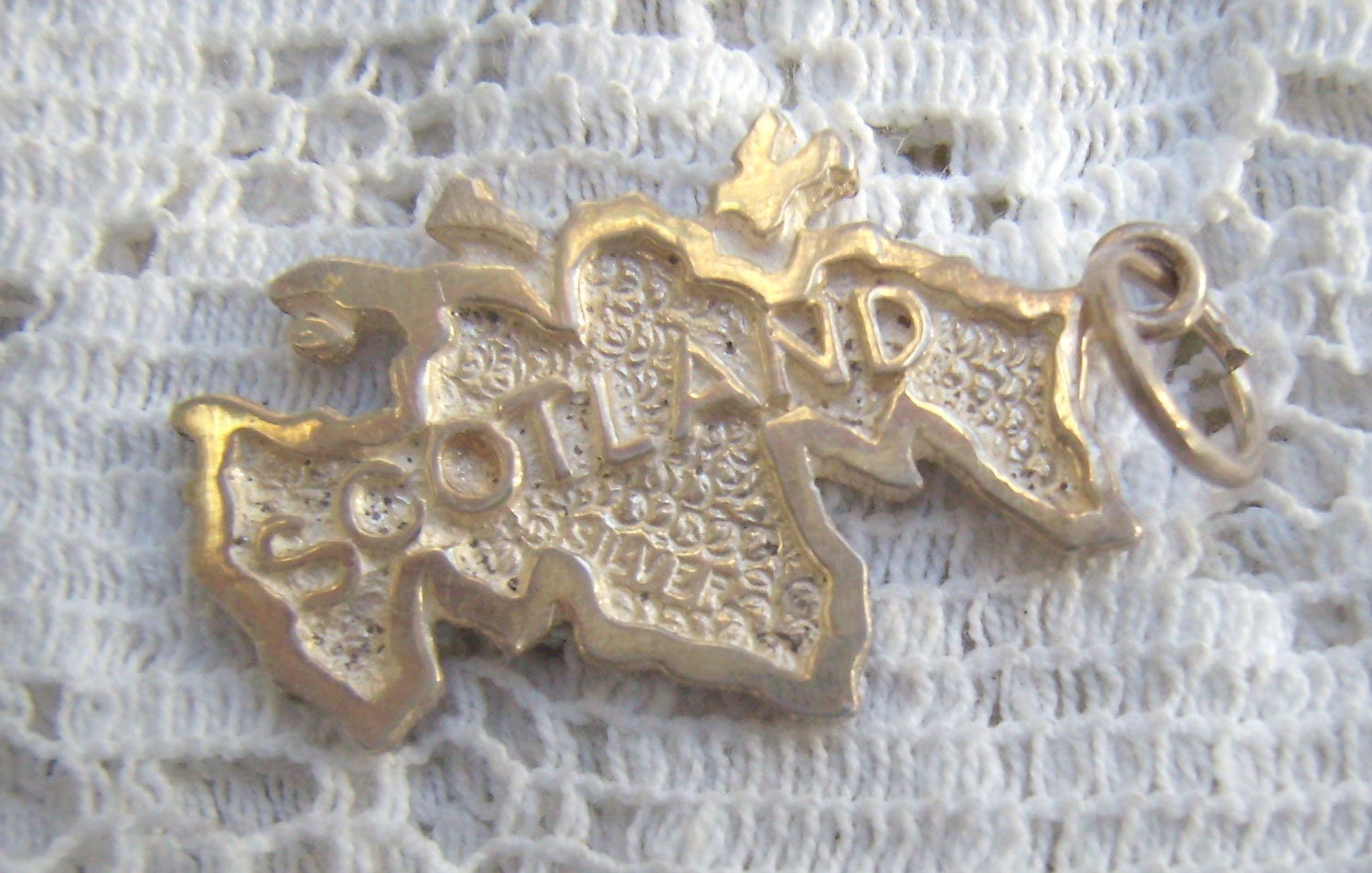 Vintage Silber Schottland Map Charm Souvenir Anhänger Vintage Silber Schottland Map Charm Souvenir Anhänger von rosiesvintageshop