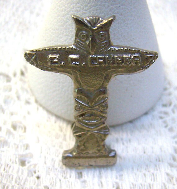 Vintage Silber Totempfahl Anstecknadel British Columbia Souvenir, Made in Denmark Vintage Silber Totempfahl Anstecknadel British Columbia Souvenir, Made in Denmark von rosiesvintageshop