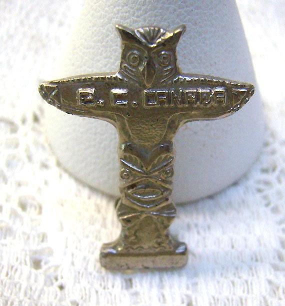 Vintage Silber Totempfahl Anstecknadel British Columbia Souvenir, Made in Denmark Vintage Silber Totempfahl Anstecknadel British Columbia Souvenir, Made in Denmark von rosiesvintageshop