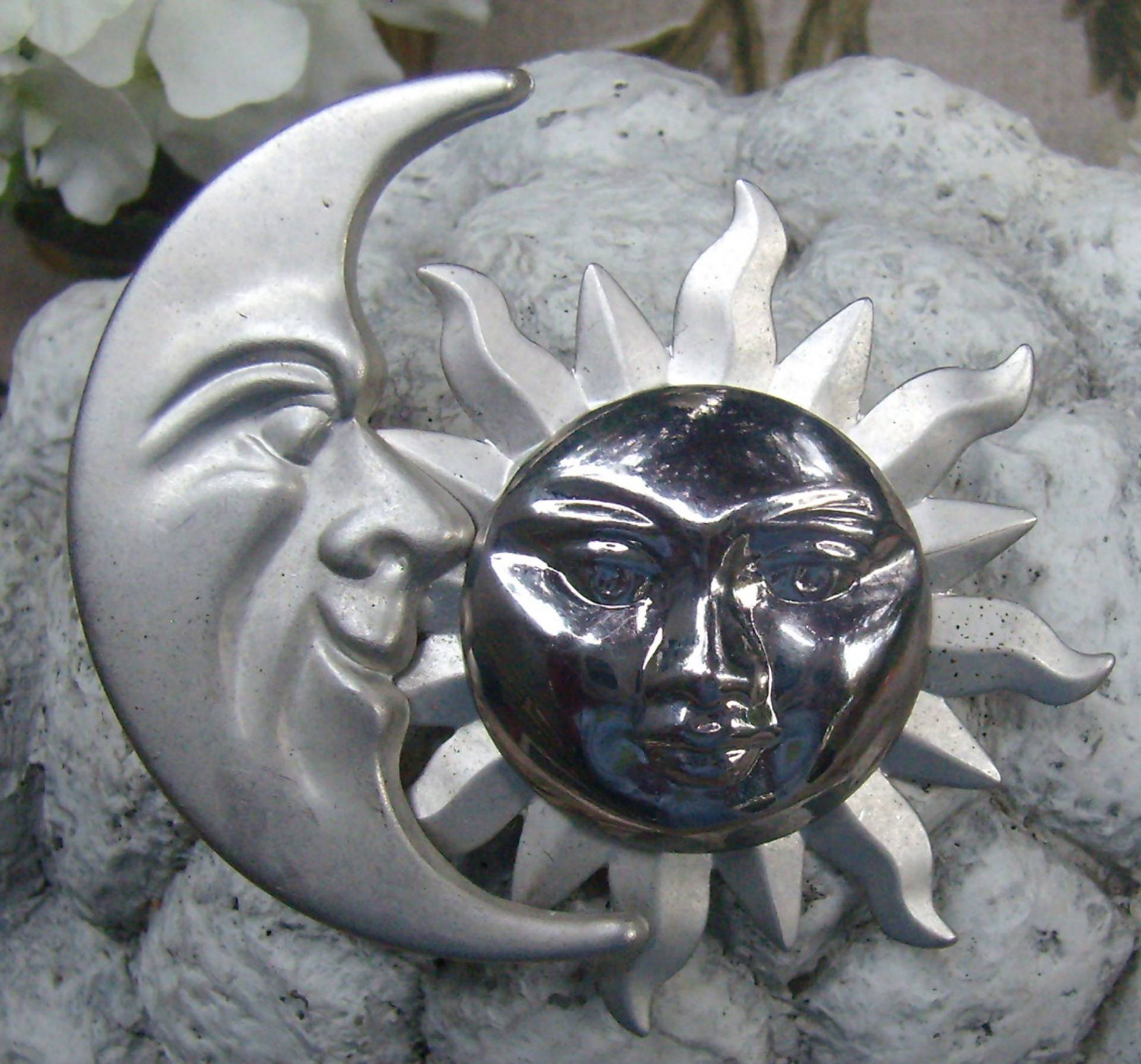 Vintage Silberfarbene Metal Quarter Moon Und Happy Sun Brosche.... Astral Pin... Gebürstete Glänzende Universal Brosche von rosiesvintageshop