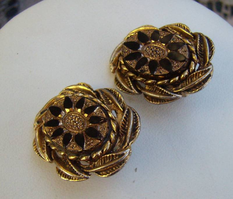 Vintage Sphinx Style Clip Zurück Ohrringe ...floral Design ....schwarze Emaille ...tiered Vintage Sphinx Style Clip Zurück Ohrringe ...floral Design ....schwarze Emaille ...tiered von rosiesvintageshop