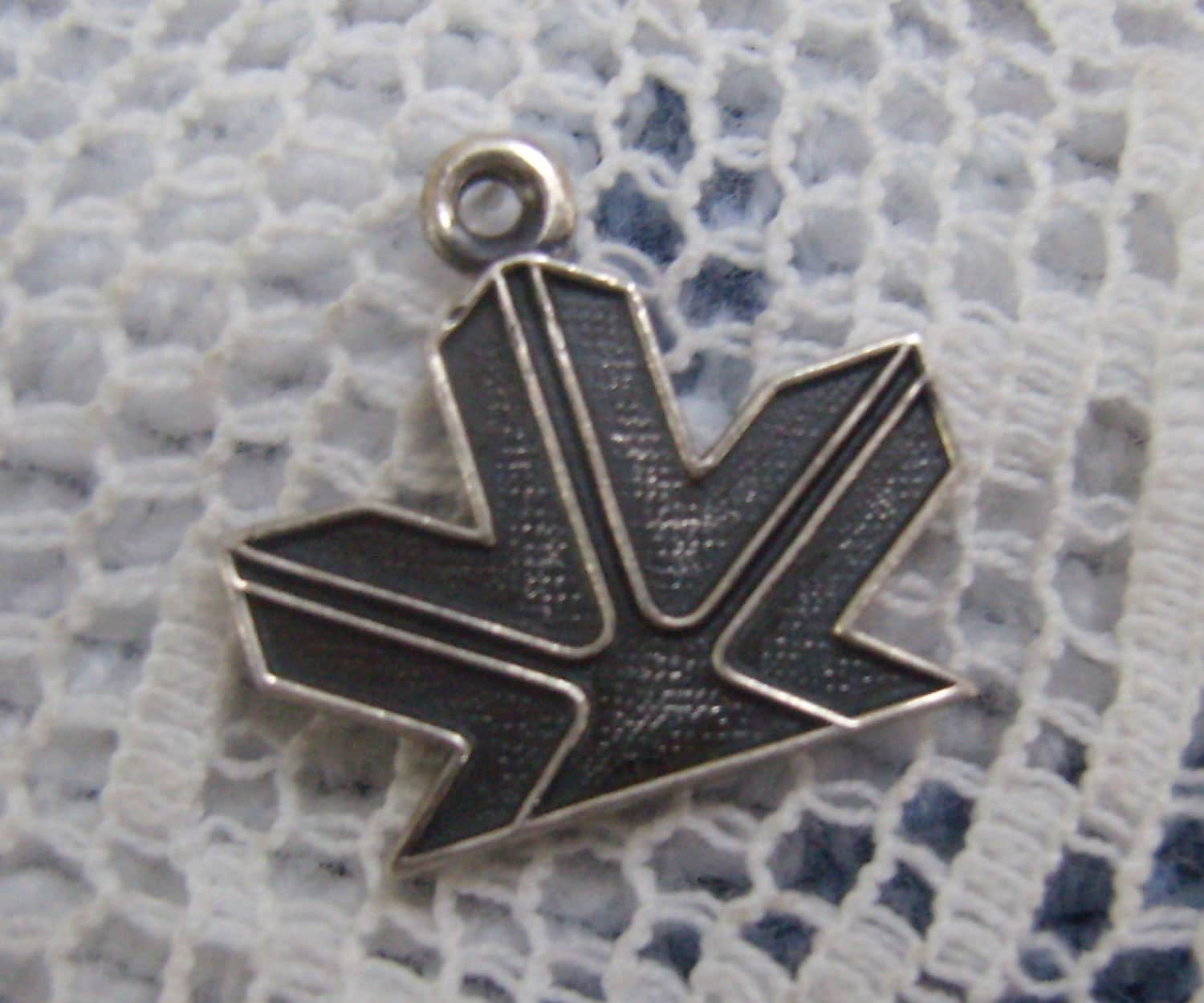 Vintage Sterling Hundertjährige "Maple Leaf" Charme/Anhänger.... Balfour Charme... Armband... Kanada 100 Jahre Vintage Sterling Hundertjährige "Maple Leaf" Charme/Anhänger.... Balfour Charme... Armband... Kanada 100 Jahre von rosiesvintageshop