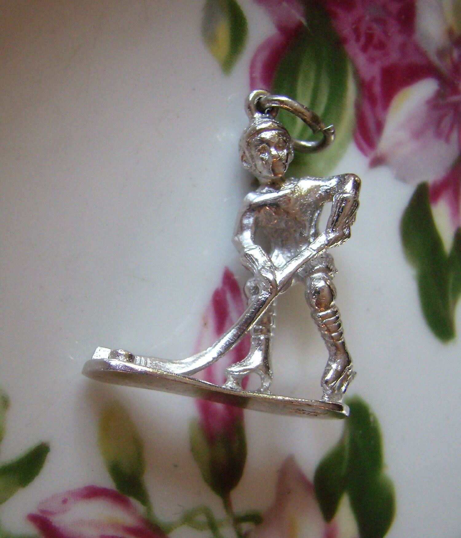 Vintage Sterling Silber 3D Hockey Spieler Charm... Hockeyspieler Sport Charm Vintage Sterling Silber 3D Hockey Spieler Charm... Hockeyspieler Sport Charm von rosiesvintageshop