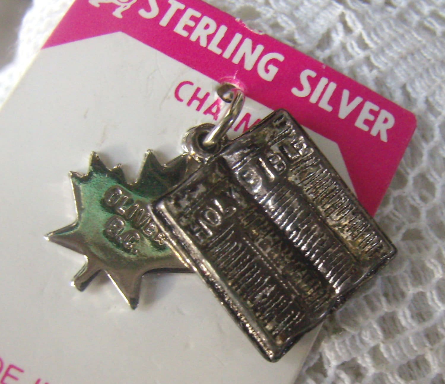 Vintage Sterling Silber Heilige Bibel Anhänger Mit Oliver, Bc Tag Vintage Sterling Silber Heilige Bibel Anhänger Mit Oliver, Bc Tag von rosiesvintageshop