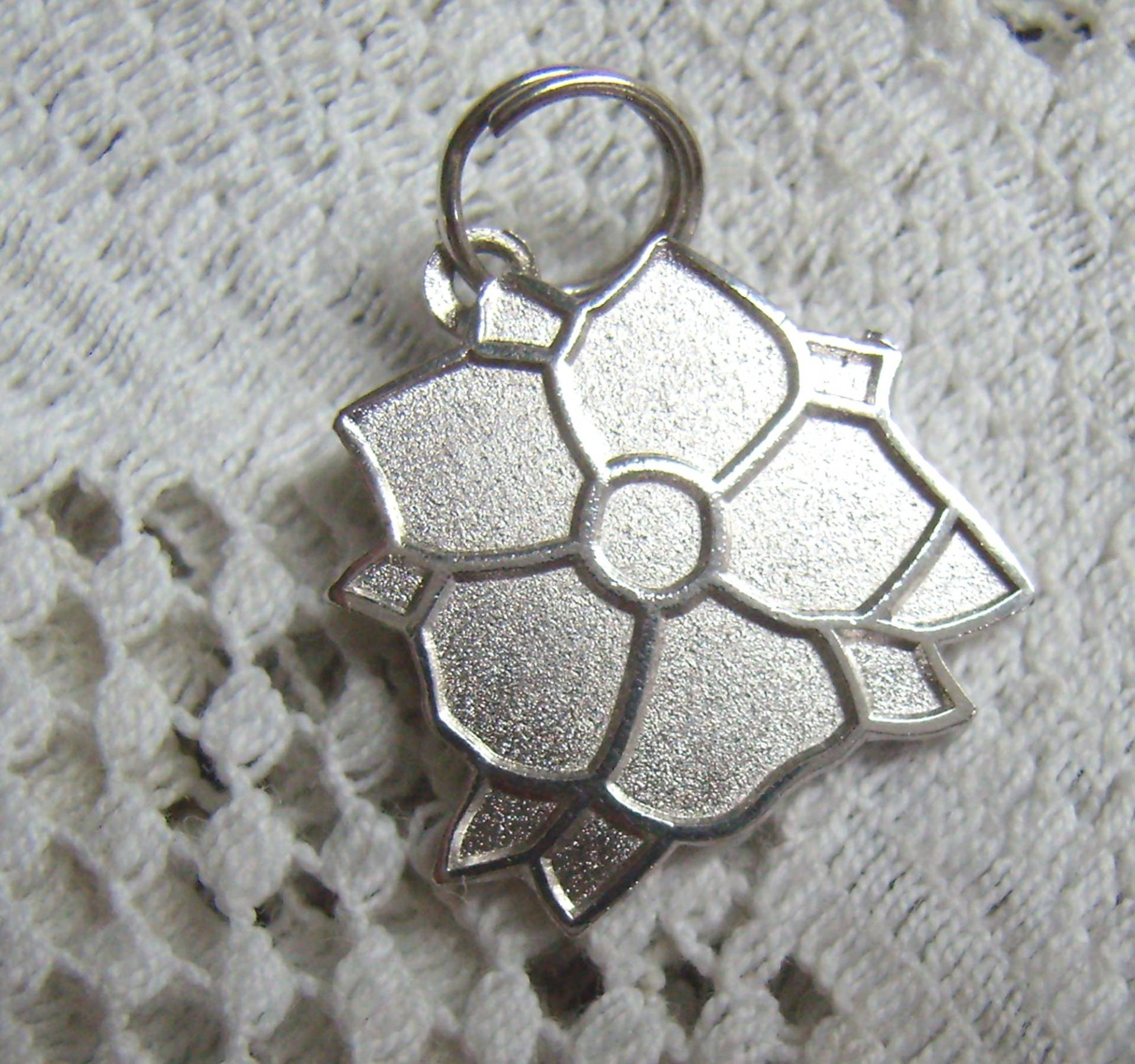 Vintage Sterling Silber Blumen Charm...gebürsteter Charm...blumen Anhänger...blumen Girl Vintage Sterling Silber Blumen Charm...gebürsteter Charm...blumen Anhänger...blumen Girl von rosiesvintageshop