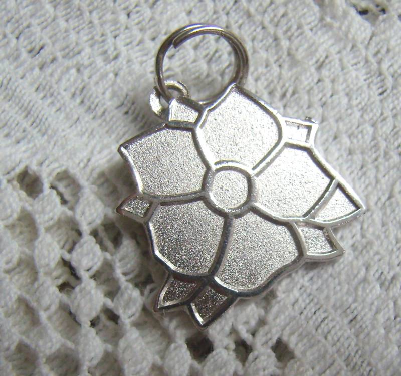 Vintage Sterling Silber Blumen Charm...gebürsteter Charm...blumen Anhänger...blumen Girl von rosiesvintageshop