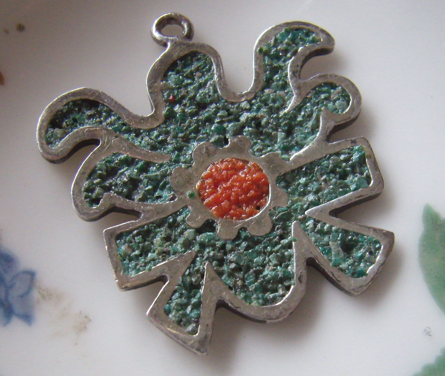 Vintage Sterling Silber Crushed Türkis Und Koralle Anhänger.... Adler Mark 21....mexiko Azteken Anhänger Vintage Sterling Silber Crushed Türkis Und Koralle Anhänger.... Adler Mark 21....mexiko Azteken Anhänger von rosiesvintageshop