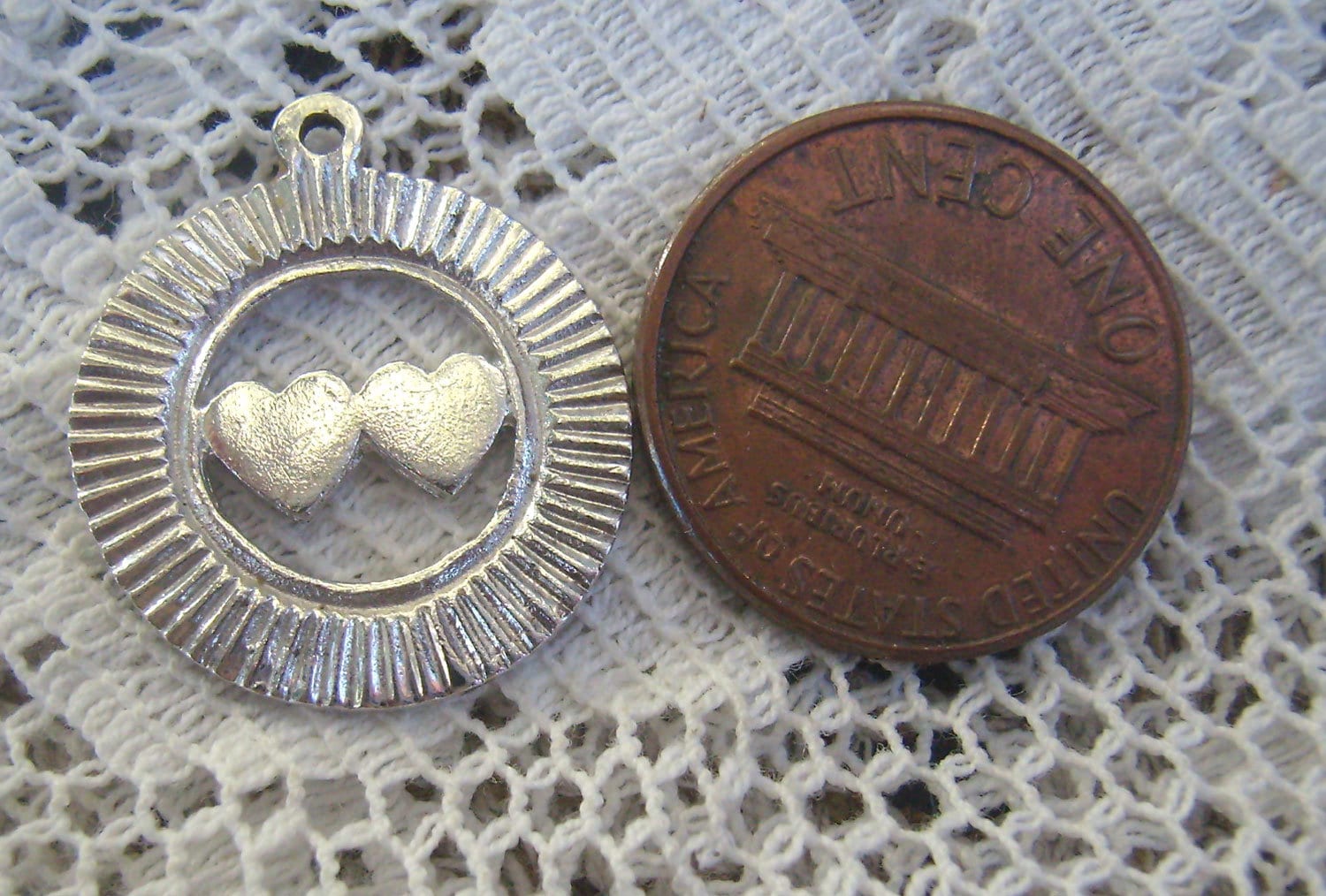 Vintage Sterling Silber "Doppeltes Herz" Disc Charm...detaillierte Border...sterling Border...armband...herz Anhänger Vintage Sterling Silber "Doppeltes Herz" Disc Charm...detaillierte Border...sterling Border...armband...herz Anhänger von rosiesvintageshop