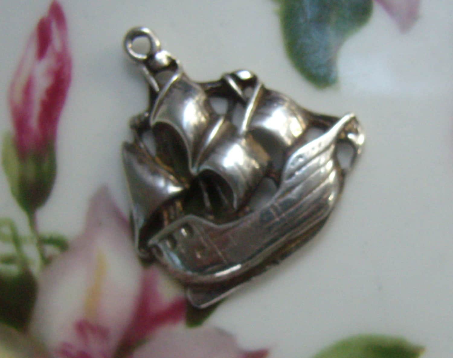 Vintage Sterling Silber Galeone Schiff Charm Segeln Anhänger Vintage Sterling Silber Galeone Schiff Charm Segeln Anhänger von rosiesvintageshop