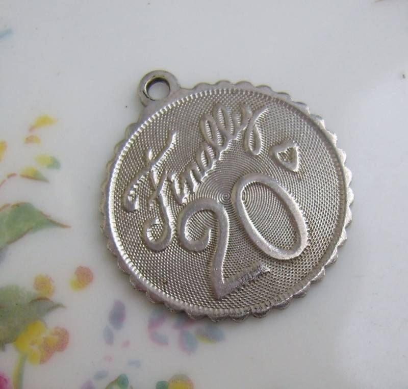 Vintage Sterling Silber Geburtstag Charm Vintage Sterling Silber Geburtstag Charm von rosiesvintageshop