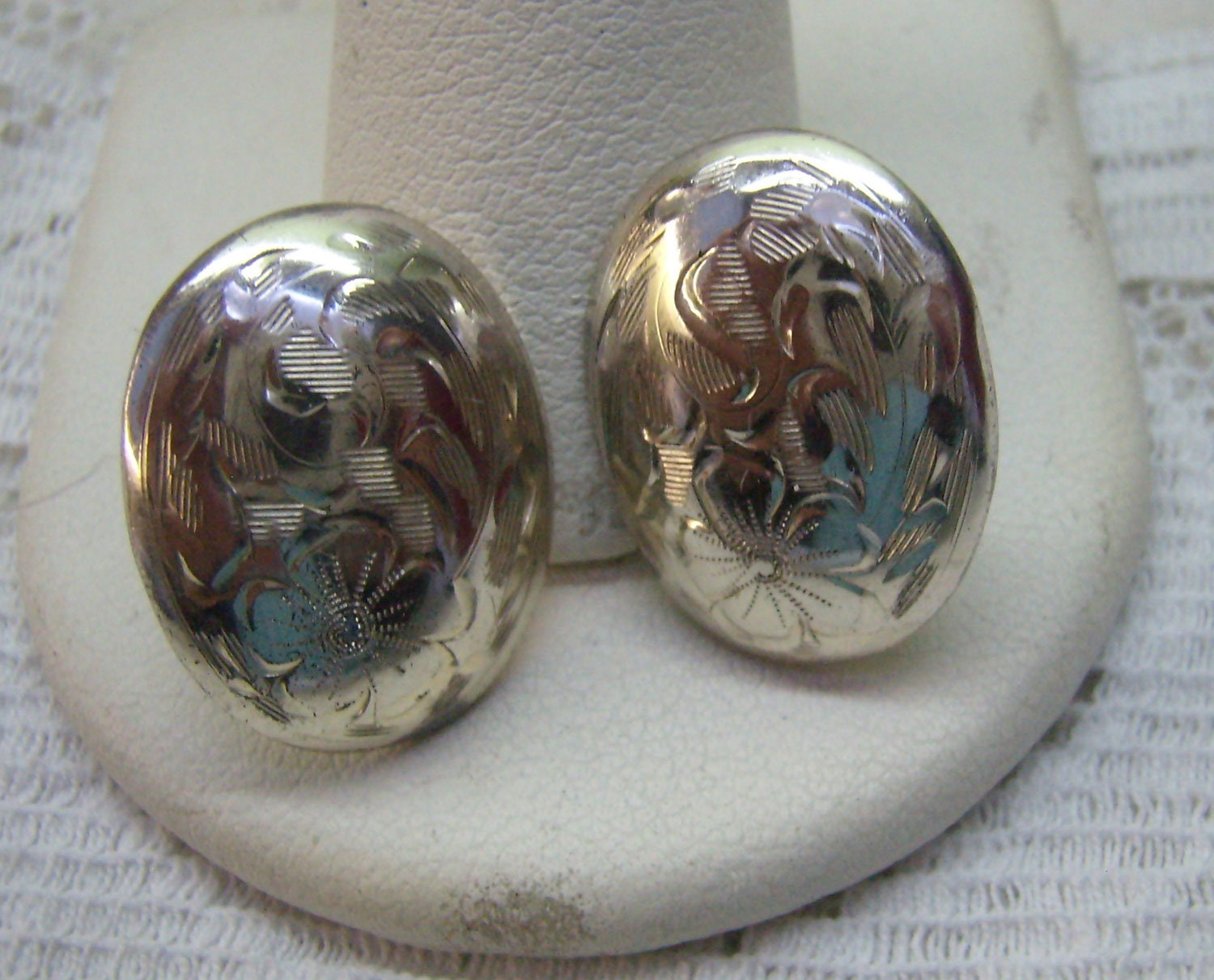 Vintage Sterling Silber Geprägte Blumen Ohrringe... Schraubrücken... Um 1950Er Jahre... Große Ovale Ohrringe Vintage Sterling Silber Geprägte Blumen Ohrringe... Schraubrücken... Um 1950Er Jahre... Große Ovale Ohrringe von rosiesvintageshop