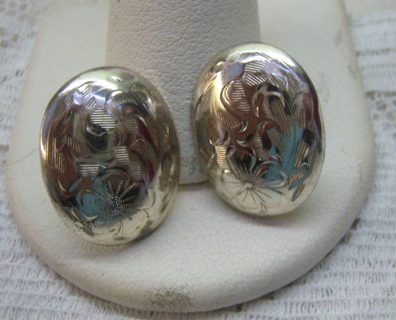 Vintage Sterling Silber Geprägte Blumen Ohrringe... Schraubrücken... Um 1950Er Jahre... Große Ovale Ohrringe Vintage Sterling Silber Geprägte Blumen Ohrringe... Schraubrücken... Um 1950Er Jahre... Große Ovale Ohrringe von rosiesvintageshop