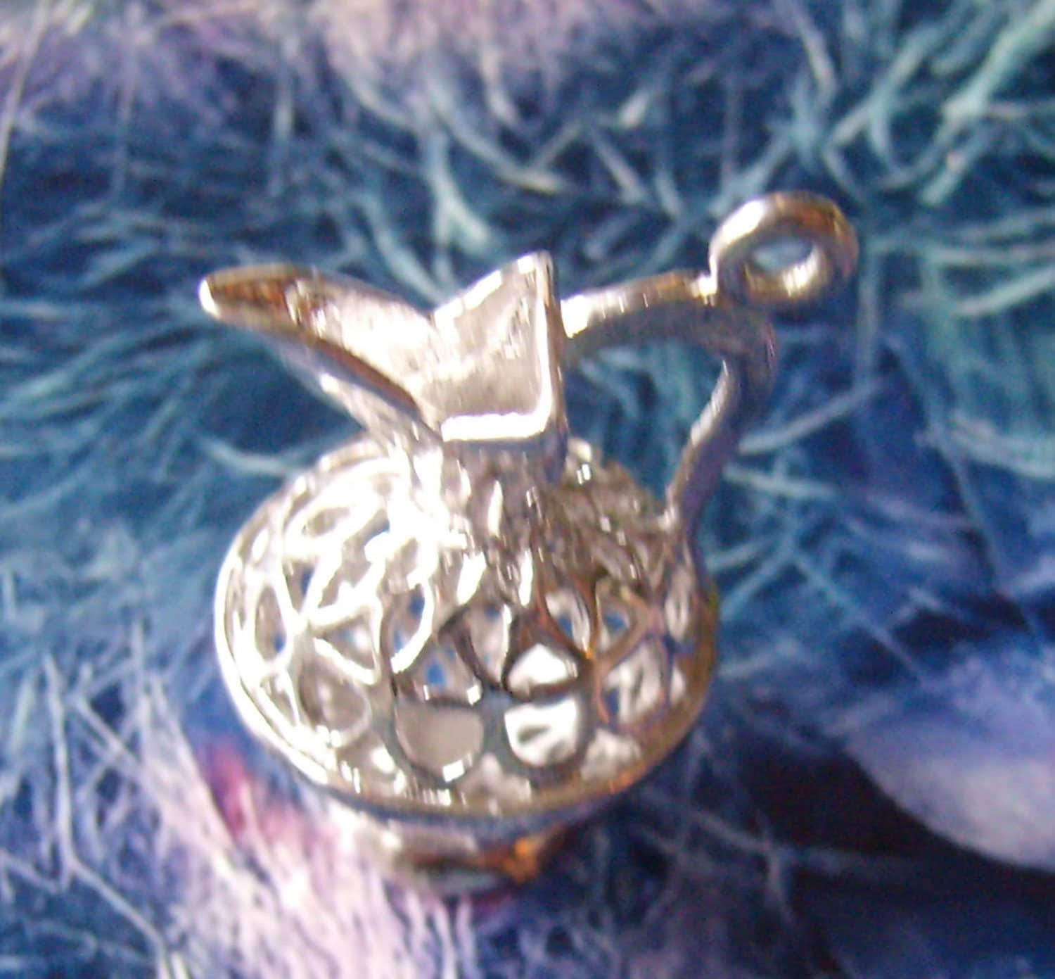 Vintage Sterling Silber Krug Charm... 3D Wasserkrug... Weinkrug... Offenes Arbeitsdesign... Armband Charm Vintage Sterling Silber Krug Charm... 3D Wasserkrug... Weinkrug... Offenes Arbeitsdesign... Armband Charm von rosiesvintageshop