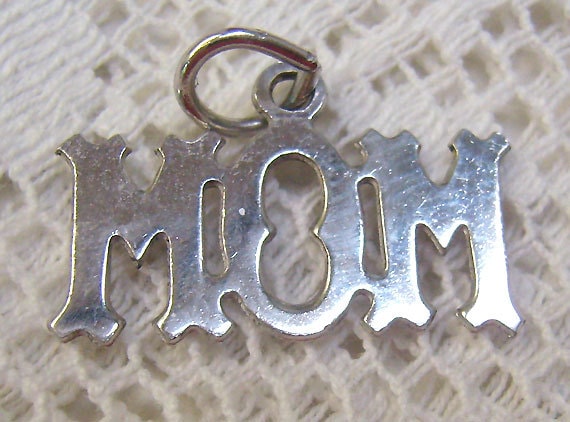 Vintage Sterling Silber "Mom" Cut Out Charm." Vintage Sterling Silber "Mom" Cut Out Charm." von rosiesvintageshop