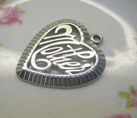 Vintage Sterling Silber "Mutter" Herz Charm... Ausgeschnittener Mutter Geätzte Borde... Andenken... Speicher... Geschenk Vintage Sterling Silber "Mutter" Herz Charm... Ausgeschnittener Mutter Geätzte Borde... Andenken... Speicher... Geschenk von rosiesvintageshop