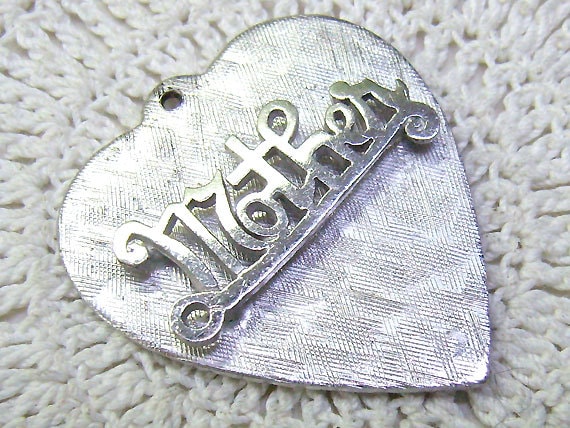 Vintage Sterling Silber Herz Anhänger - Relief Design Vintage Sterling Silber Herz Anhänger - Relief Design von rosiesvintageshop