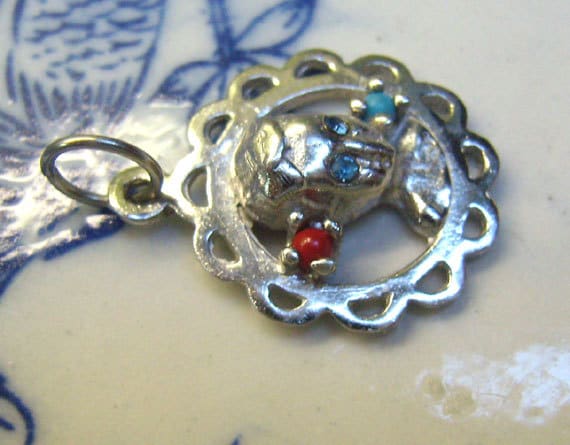 Vintage Sterling Silber Zöpfe Charm ... Mädchen Mit Blauen Strass Augen Türkis/Rote Steine Akzente Vintage Sterling Silber Zöpfe Charm ... Mädchen Mit Blauen Strass Augen Türkis/Rote Steine Akzente von rosiesvintageshop