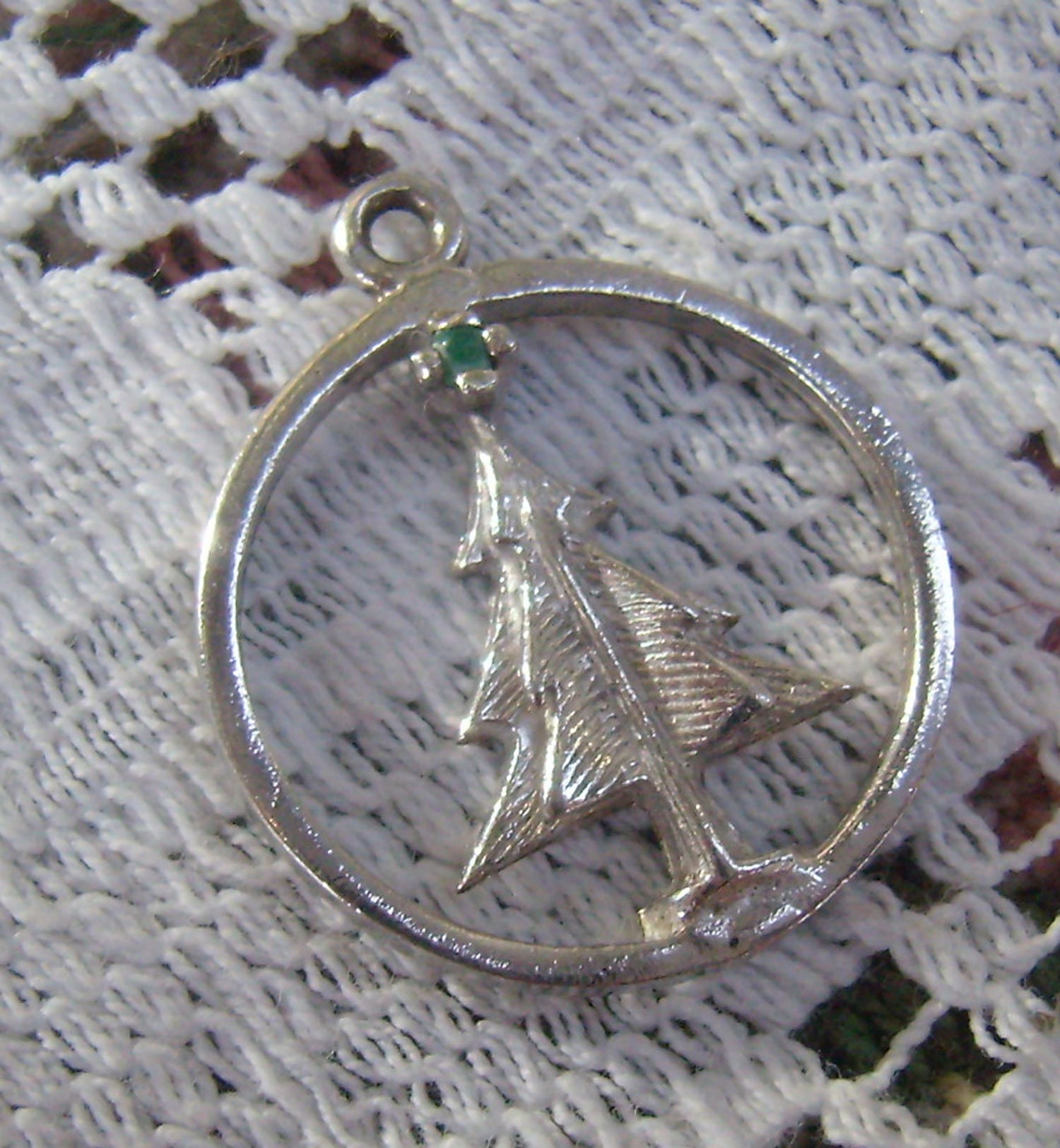 Vintage Sterling Weihnachtsbaum Charm.. Geprägte Silberäste... Grüner Strass Stern Vintage Sterling Weihnachtsbaum Charm.. Geprägte Silberäste... Grüner Strass Stern von rosiesvintageshop