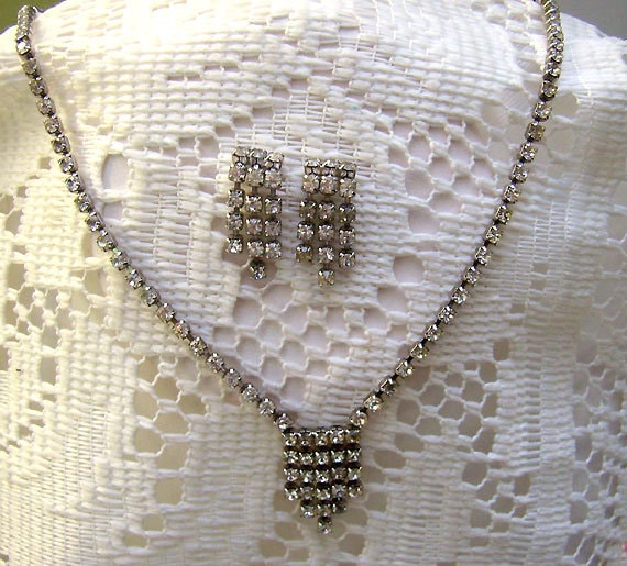 Vintage Strass Halskette/Ohrring Set...drei Strang Post Back Ohrringe...hochzeit...graduation Vintage Strass Halskette/Ohrring Set...drei Strang Post Back Ohrringe...hochzeit...graduation von rosiesvintageshop