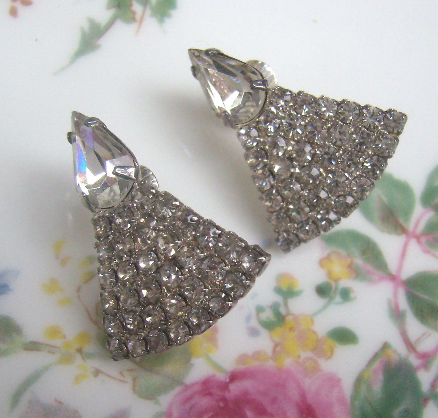 Vintage Strass Ohrclips... Dreiecksform... Strass-Set... Hochzeit... Grad Vintage Strass Ohrclips... Dreiecksform... Strass-Set... Hochzeit... Grad von rosiesvintageshop