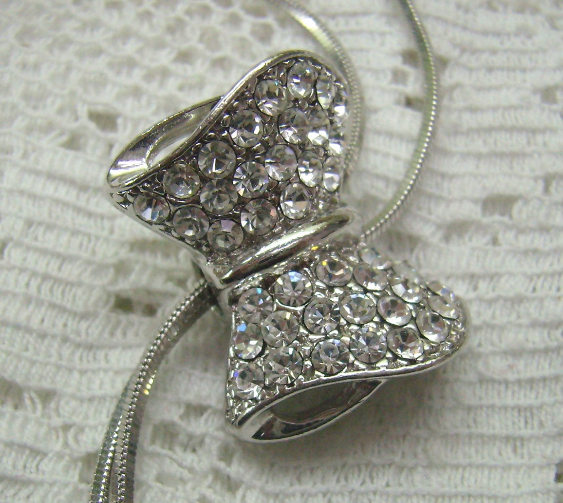 Vintage Strass Schleife Lariet Halskette Längenverstellbar 3D Schleife Silberne Kugelspitzen Vintage Strass Schleife Lariet Halskette Längenverstellbar 3D Schleife Silberne Kugelspitzen von rosiesvintageshop