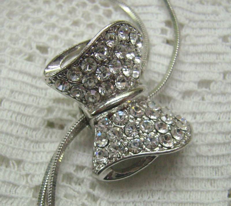 Vintage Strass Schleife Lariet Halskette Längenverstellbar 3D Schleife Silberne Kugelspitzen Vintage Strass Schleife Lariet Halskette Längenverstellbar 3D Schleife Silberne Kugelspitzen von rosiesvintageshop