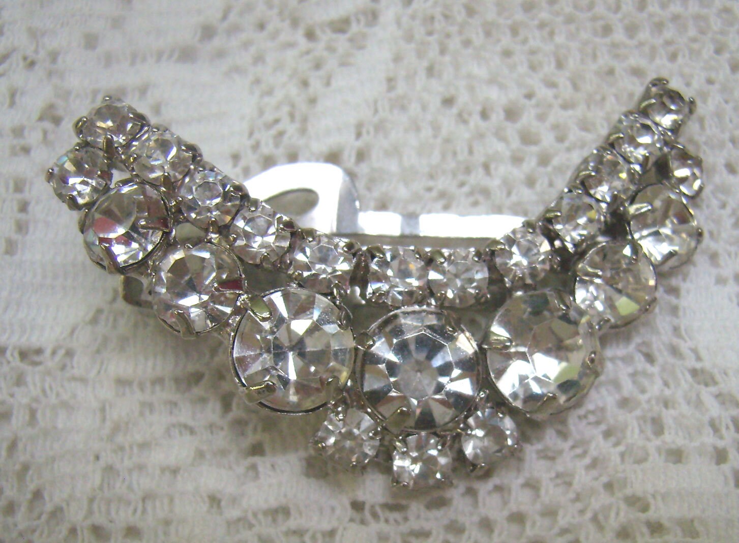 Vintage Strass V Förmiges Kleid/Schärpe... Strass-Set... Hochzeit... Funkelnde Klammer Vintage Strass V Förmiges Kleid/Schärpe... Strass-Set... Hochzeit... Funkelnde Klammer von rosiesvintageshop