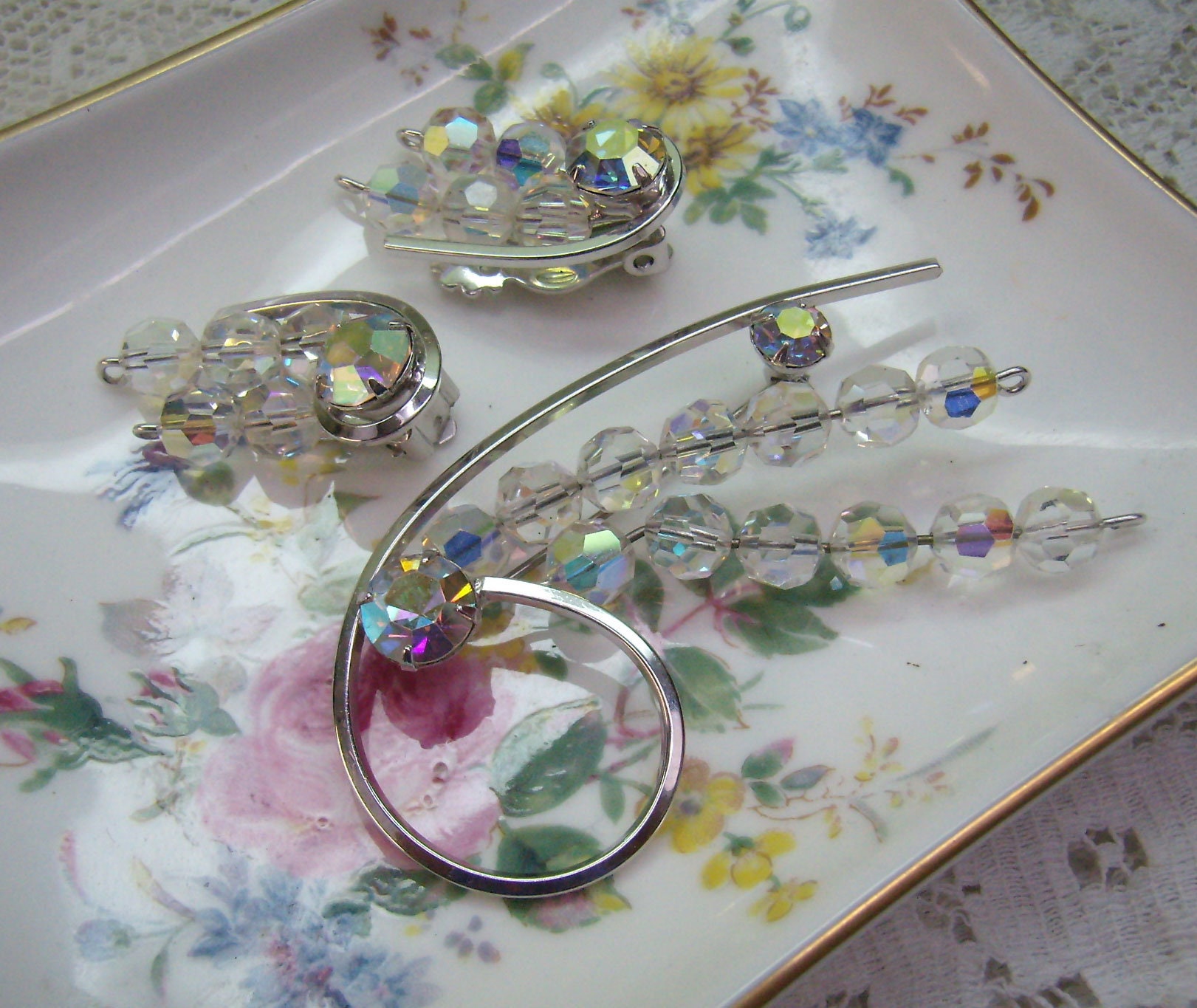 Vintage Swarovski Crystal Leaf Spray Brosche/Passender Clip Zurück Ohrringe ... Aurora Boralis Kristall Schmuck Vintage Swarovski Crystal Leaf Spray Brosche/Passender Clip Zurück Ohrringe ... Aurora Boralis Kristall Schmuck von rosiesvintageshop