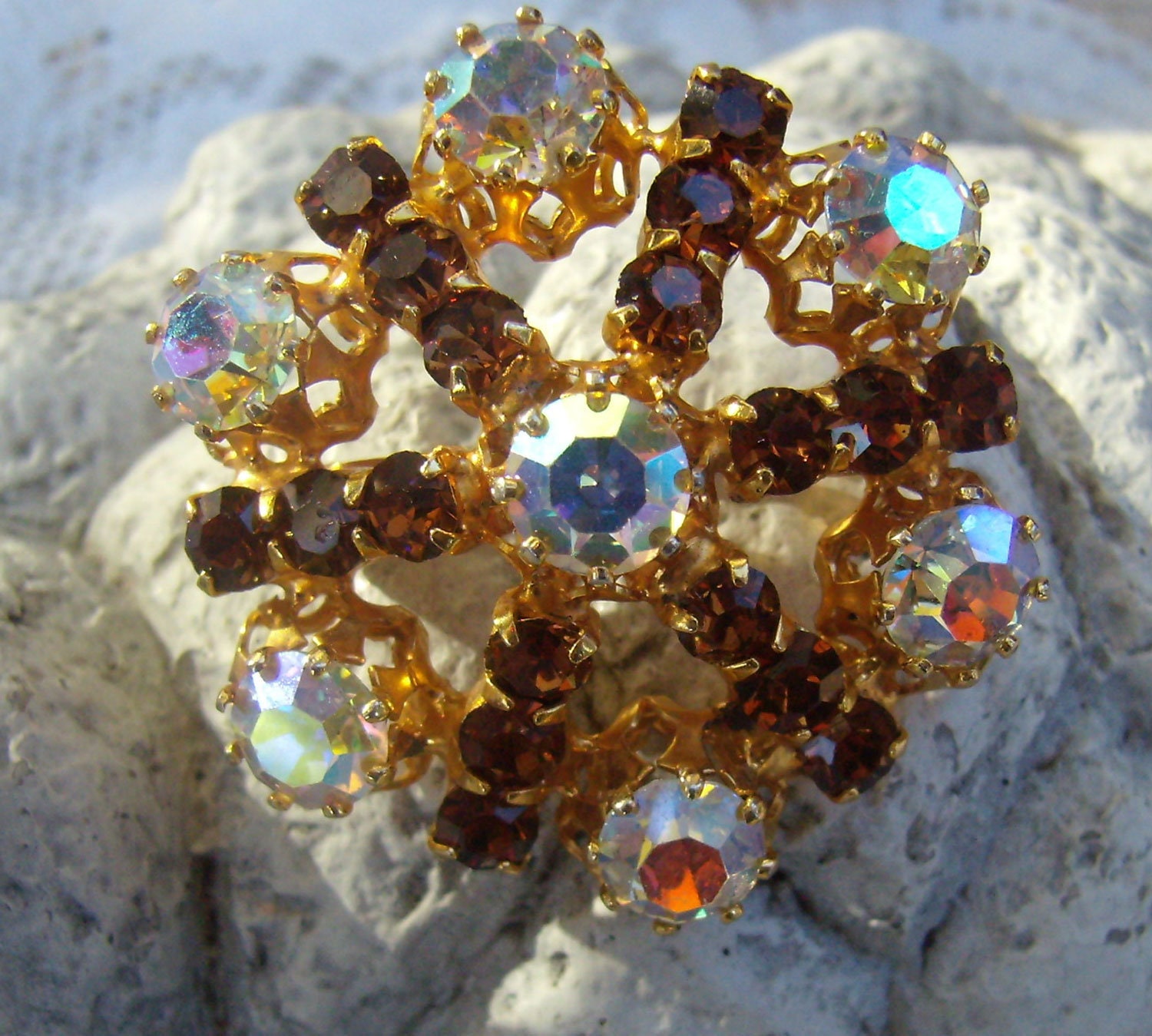 Vintage Topas Aurora Borealis Blume Strass Brosche.... Revers... Schal... Hut Brosche... Offene Rückensteine Vintage Topas Aurora Borealis Blume Strass Brosche.... Revers... Schal... Hut Brosche... Offene Rückensteine von rosiesvintageshop