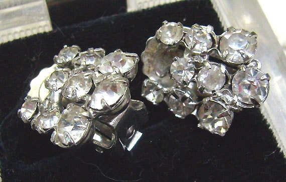 Vintage "Triad" Strass Clip... Zierliche Runde Diamante Ohrringe... Hochzeit... Abschluss... Mutter... Proms Vintage "Triad" Strass Clip... Zierliche Runde Diamante Ohrringe... Hochzeit... Abschluss... Mutter... Proms von rosiesvintageshop