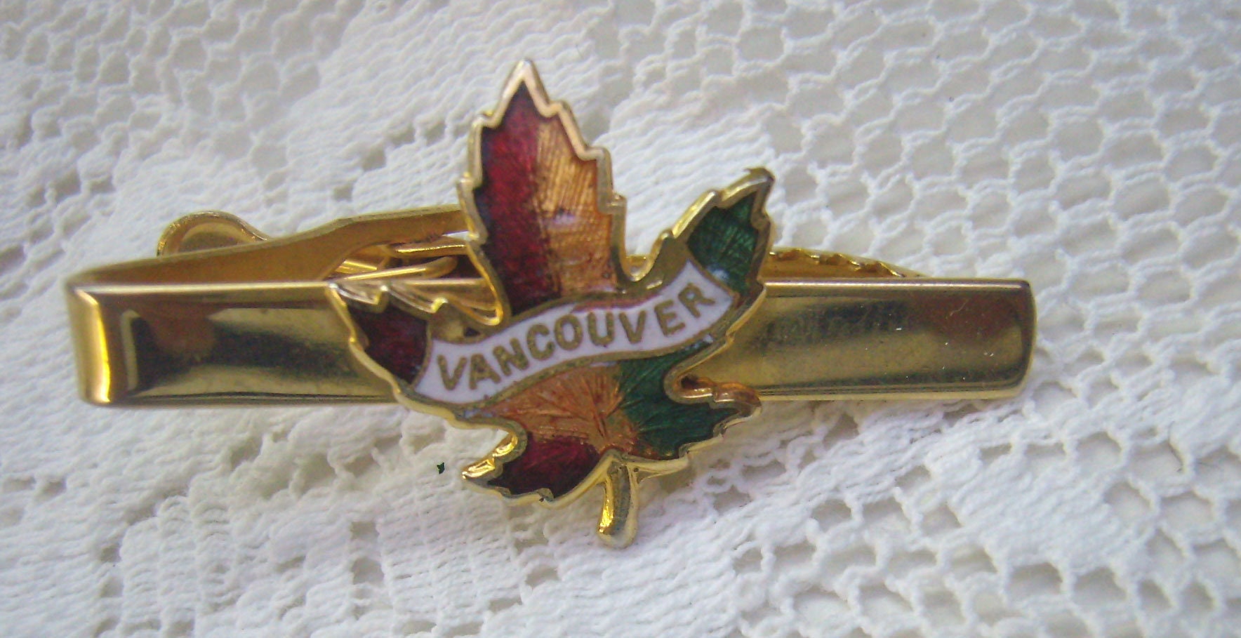 Vintage Vancouver Maple Leaf Krawattenverschluss Guilloche Emaille Souvenir Krawattenklammer Vintage Vancouver Maple Leaf Krawattenverschluss Guilloche Emaille Souvenir Krawattenklammer von rosiesvintageshop