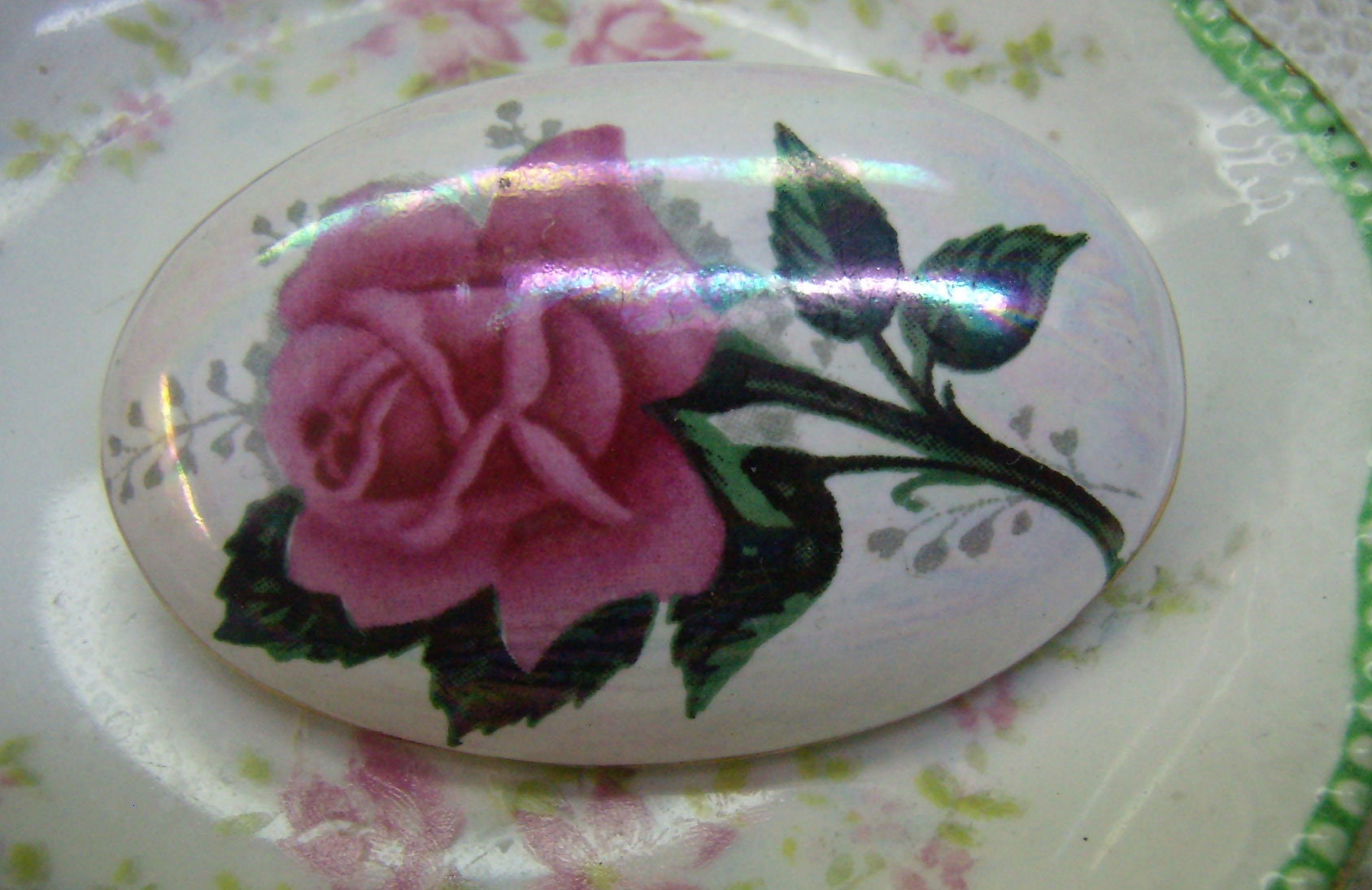 Wunderschöne Vintage Ovale Rosen Brosche... Hergestellt in Österreich... Opaleszierender Farbiger Hintergrund.... Transferware Style von rosiesvintageshop