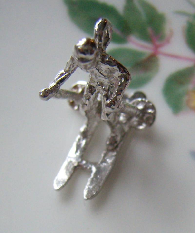 Zwei Vintage Sterling Ski Charms... Figurale Skifahrer... Set Von Skis Charme... Sport Schmuck Charms Zwei Vintage Sterling Ski Charms... Figurale Skifahrer... Set Von Skis Charme... Sport Schmuck Charms von rosiesvintageshop