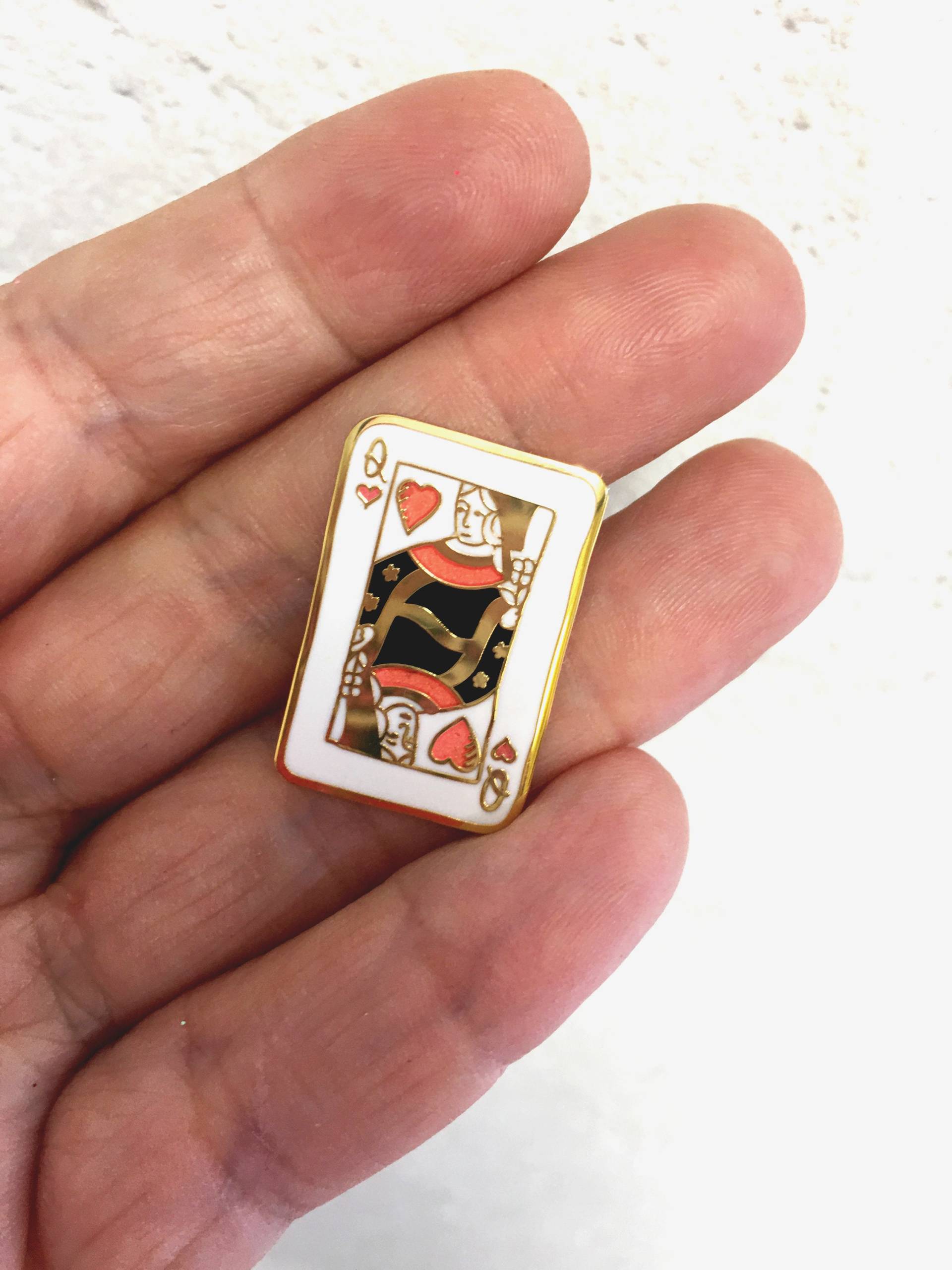 Herzkönigin Emaille Spielkarte Anstecknadel, Alice Im Wunderland Tribute Pin, Geschenk Für Mama Oder Großmutter, Valentinstag Sie Herzkönigin Emaille Spielkarte Anstecknadel, Alice Im Wunderland Tribute Pin, Geschenk Für Mama Oder Großmutter, Valentinstag Sie von rosiewonders
