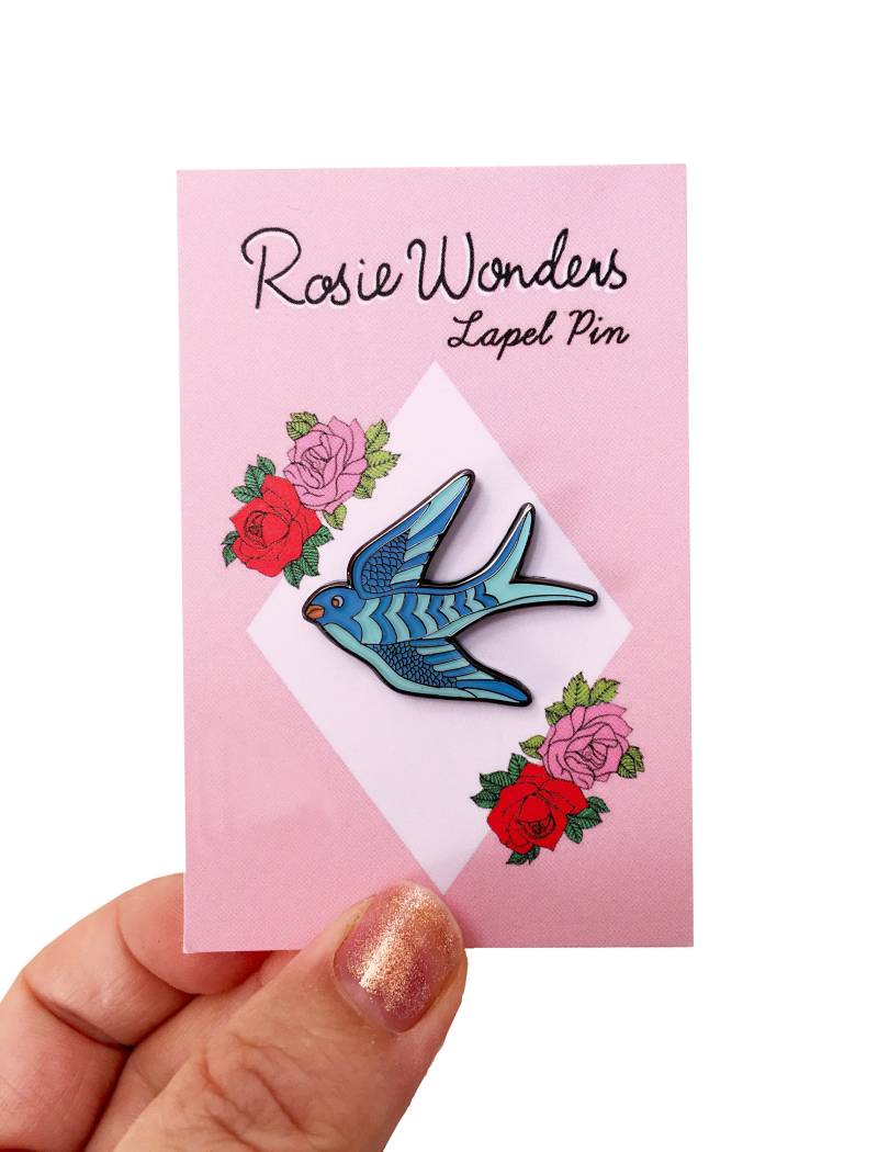 Schwalbe Vogel Anstecknadel, Fliegender Emaille Pin, Blauer Bluebird Muttertag Letterbox Geschenk Schwalbe Vogel Anstecknadel, Fliegender Emaille Pin, Blauer Bluebird Muttertag Letterbox Geschenk von rosiewonders