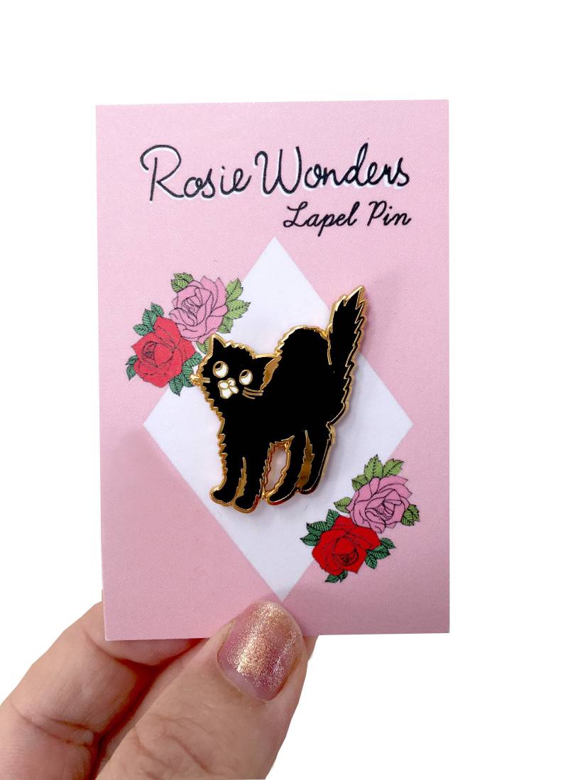 Schwarze Katze Emaille Pin, Süße Scaredy-Cat Anstecknadel, Schwarz Und Gold Katzengeschenk von rosiewonders