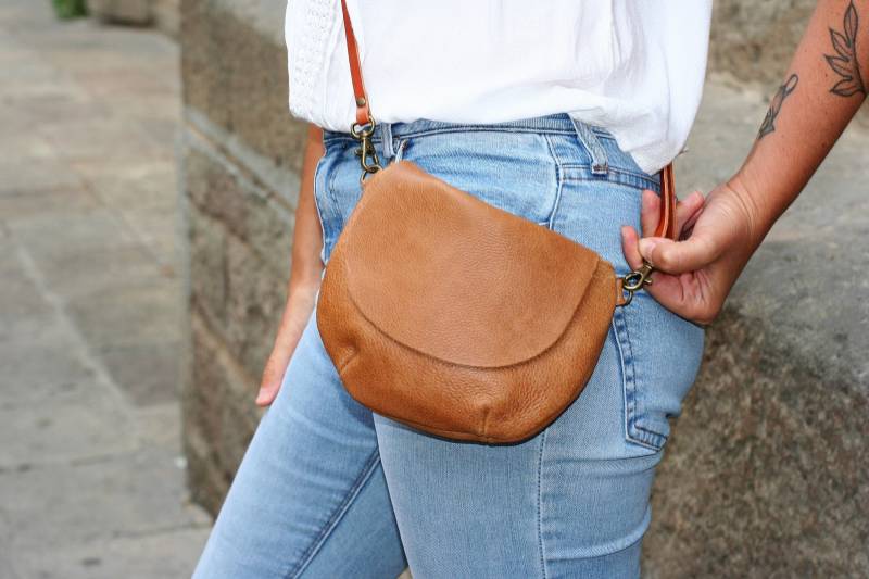 Kleine Runde Leder Crossbody Bag Mini Geldbörse, Clutch Oder Bauchtasche von rossymina