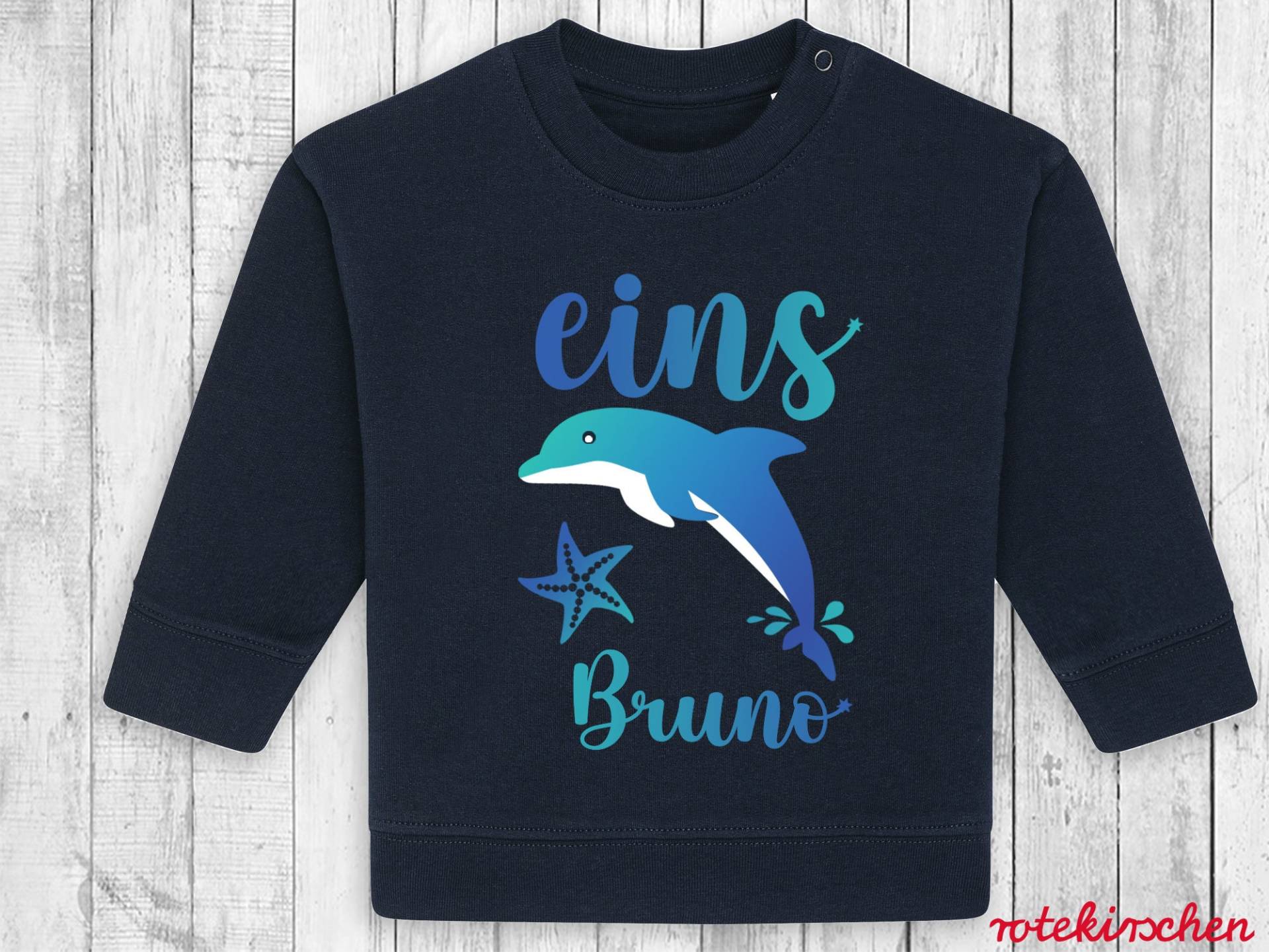 Delfinsweatshirt Zum Ersten Geburtstag Mit Wunschnamen | Geschenk Für Das 1st Birthday Girl Oder Boy Delfin Und Seesternen Delfinsweatshirt Zum Ersten Geburtstag Mit Wunschnamen | Geschenk Für Das 1st Birthday Girl Oder Boy Delfin Und Seesternen von rotekirschen