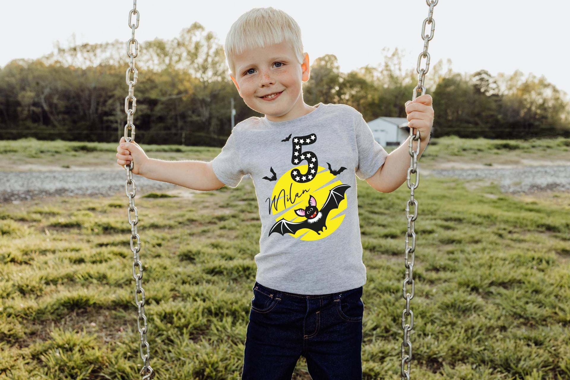 Fledermaus Geburtstagsshirt Personalisiert Mit Namen & Alter, Kinder T-Shirt Geschenk Für - Bat Shirt Vampir Fans + Halloween Fledermaus Geburtstagsshirt Personalisiert Mit Namen & Alter, Kinder T-Shirt Geschenk Für - Bat Shirt Vampir Fans + Halloween von rotekirschen