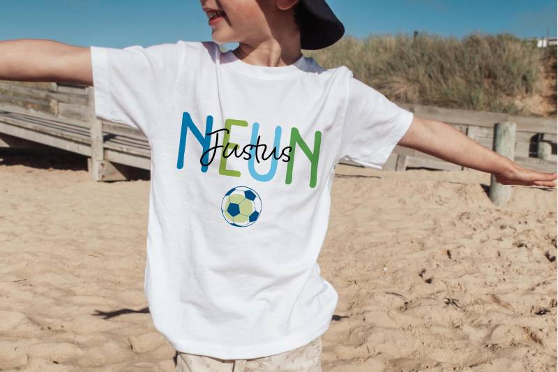 Geburtstagsshirt Jungen Fußball Personalisiert - T-Shirt Mit Name & Zahl Geschenk Zum Geburtstag Für Fußballer Kinder + Mädchen von rotekirschen