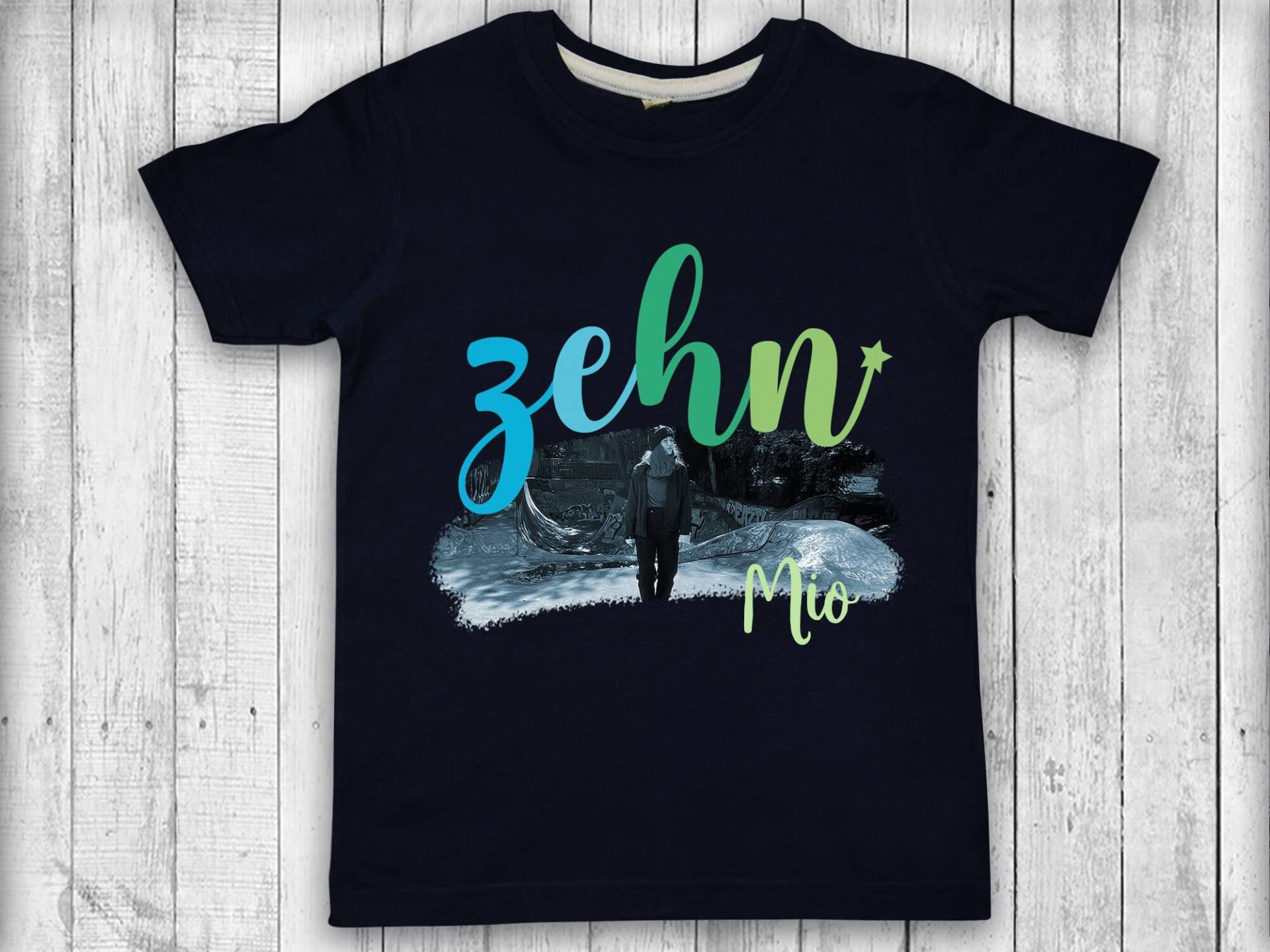Geburtstagsshirt Mit Deinem Foto Und Namen, Dein Lieblingsfoto, Foto Geburstagskind, Haustier, Lieblingsort, Sport, Für Jungs Mädchen Geburtstagsshirt Mit Deinem Foto Und Namen, Dein Lieblingsfoto, Foto Geburstagskind, Haustier, Lieblingsort, Sport, Für Jungs Mädchen von rotekirschen