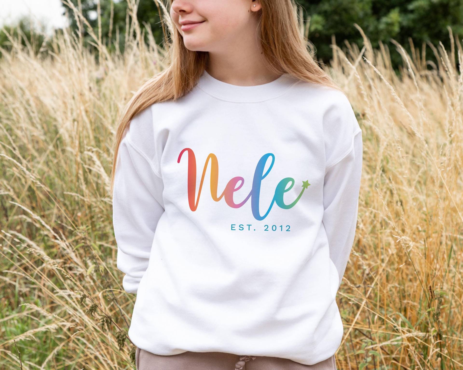 Personalisiertes Sweatshirt Kinder & Teenager | Namensshirt Mit Geburtsjahr Pastell Regenbogen Pullover Geschenk Geburtstag, Est Shirt von rotekirschen