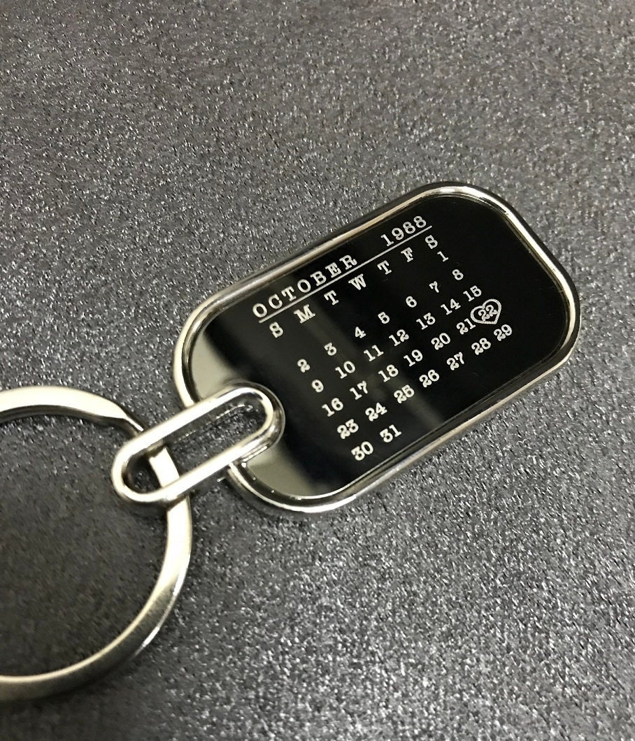 Personalisierte Kalender Schlüsselanhänger - Gravierte Besonderen Tag Jubiläum, Hochzeit, Geburtstag Personalisierte Kalender Schlüsselanhänger - Gravierte Besonderen Tag Jubiläum, Hochzeit, Geburtstag von royalengrave