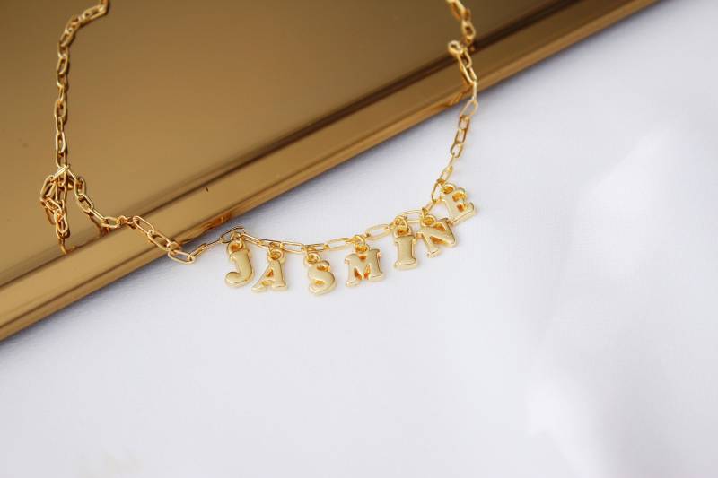 Personalisieren Sie Charme Halskette/Vergoldete Messing Kette Mit Name Initial Charm Benutzerdefinierte von rozeandmore