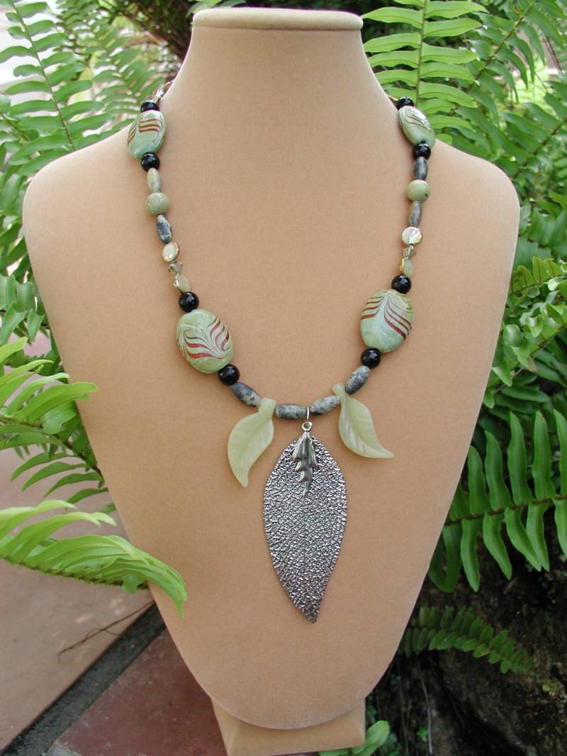 Jade Blatt Anhänger, Perlen Safari Halskette Original, Silber Halskette, Dschungel Stammes Schmuck, Und von rrdesigns561